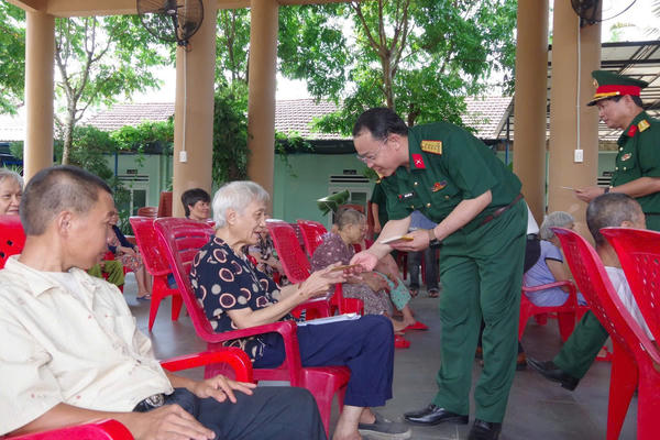 Bộ Chỉ huy quân sự TP Đà Nẵng thăm người cao tuổi, gia đình chính sách