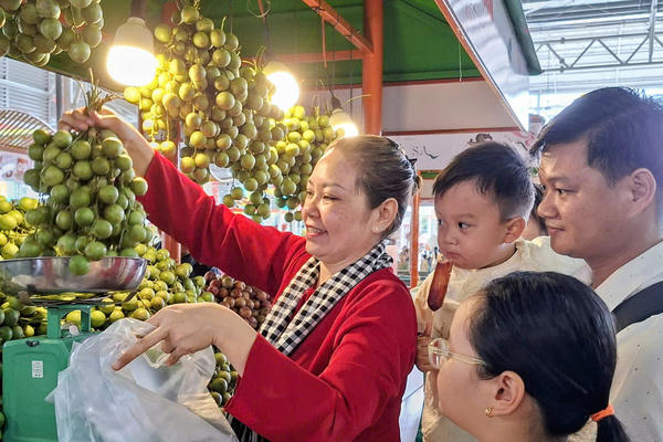 Du khách "săn" trái cây giá rẻ tại Lễ hội Trái cây Nam bộ 2026