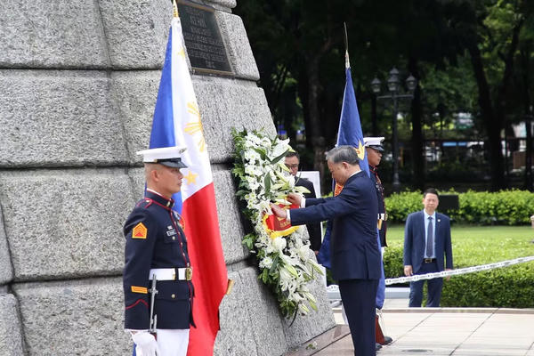 Tổng Bí thư, Chủ tịch nước Tô Lâm dâng hoa tại Đài tưởng niệm Anh hùng dân tộc Philippines Jose Rizal