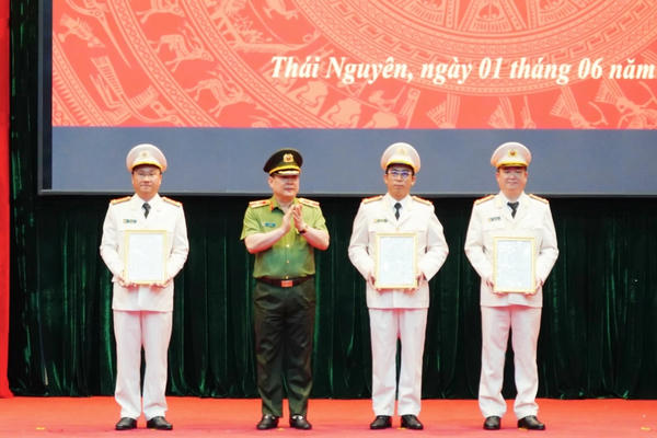 Thái Nguyên: Hơn 1.100 cán bộ, chiến sĩ được thăng cấp bậc hàm, nâng lương
