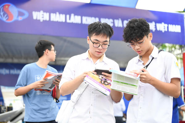 Siết đầu vào đại học bằng quy định điểm sàn 15 điểm 