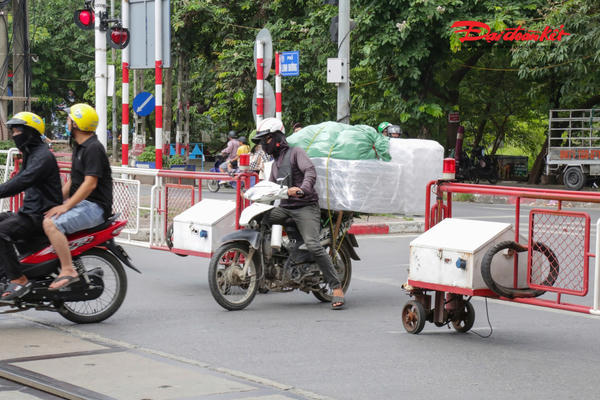 Hà Nội: Liều mình băng qua đường ray khi đèn đỏ, nhiều người bị cảnh sát giao thông xử lý
