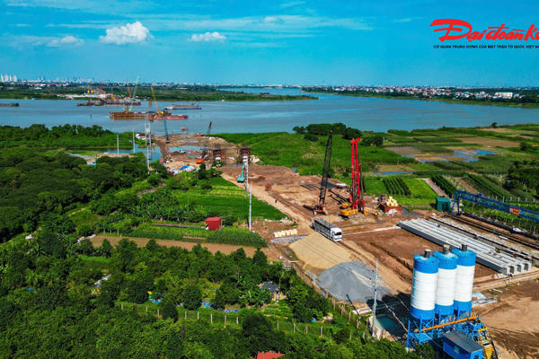 Cầu Ngọc Hồi vượt sông Hồng tăng tốc, nhiều trụ cầu đã thành hình