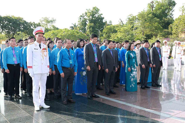 Đoàn đại biểu dự Đại hội XIV Công đoàn Việt Nam vào Lăng viếng Chủ tịch Hồ Chí Minh