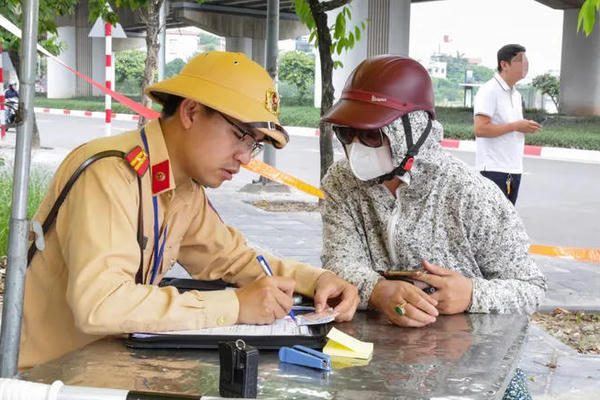 Công an TP Hà Nội xử lý 170 trường hợp vi phạm trật tự ATGT đường sắt