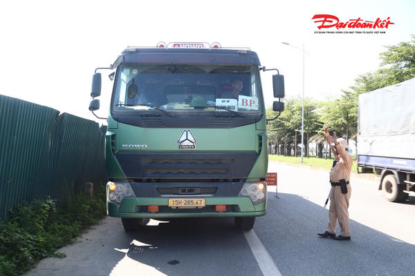 Hà Nội xử lý hơn 1.600 xe tải, xe đầu kéo vi phạm trong 20 ngày
