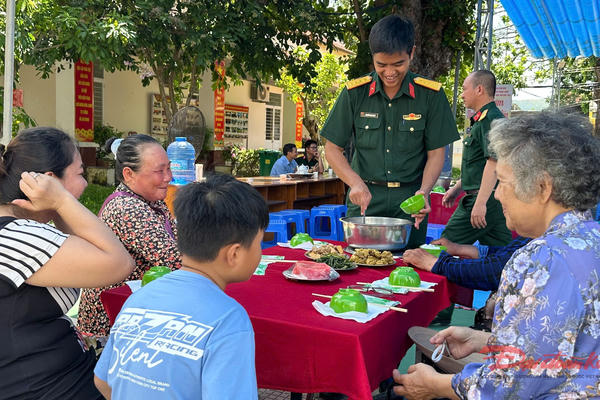 Ấm áp 'bữa cơm nghĩa tình quân - dân' tại Đặc khu Côn Đảo