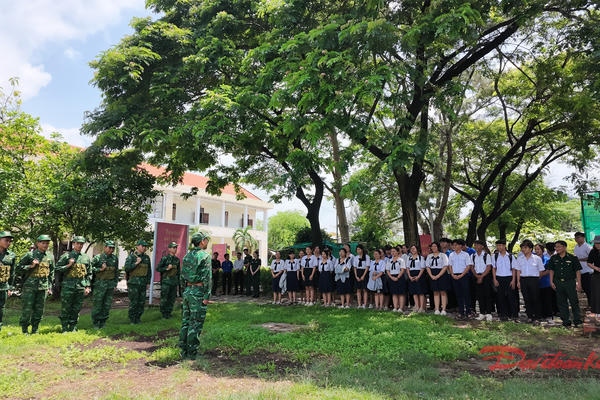 Nhiều hoạt động 'Tiết học biên cương' và cuộc thi 'Em yêu biển, đảo quê hương'