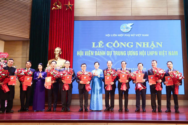 Trao quyết định công nhận 15 hội viên danh dự Trung ương Hội Liên hiệp Phụ nữ Việt Nam