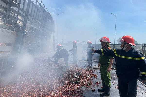 Hà Tĩnh: Kịp thời khống chế vụ cháy xe tải trên cao tốc