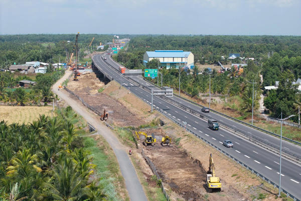 Cao tốc TP Hồ Chí Minh - Trung Lương - Mỹ Thuận vướng mặt bằng, thiếu vật liệu