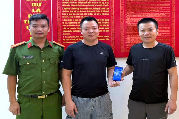 Ninh Bình: Công an phường Lê Hồ hỗ trợ người dân nhận lại 300 triệu đồng do chuyển nhầm tài khoản