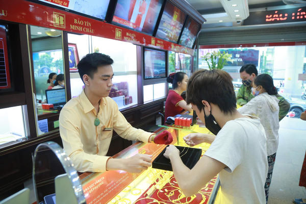 Giá vàng giảm mạnh: Nhà đầu tư thận trọng khi “bắt đáy”