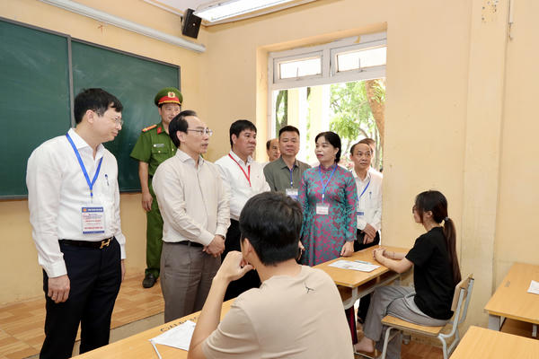 Bộ trưởng Hoàng Minh Sơn động viên thí sinh trước ngày thi