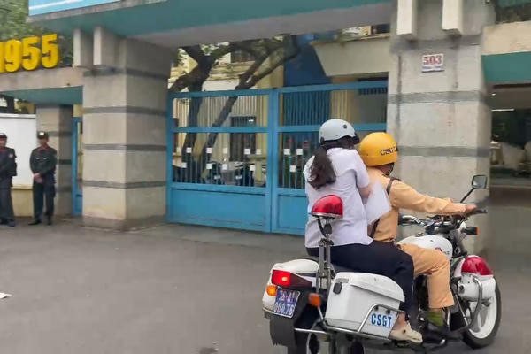 CSGT Quảng Ngãi kịp thời đưa nữ sinh đến điểm thi