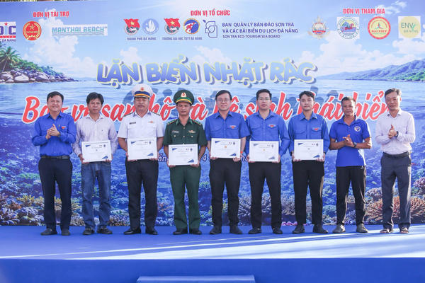 Hơn 1.300 tình nguyện viên dọn vệ sinh biển Đà Nẵng, bảo vệ rạn san hô
