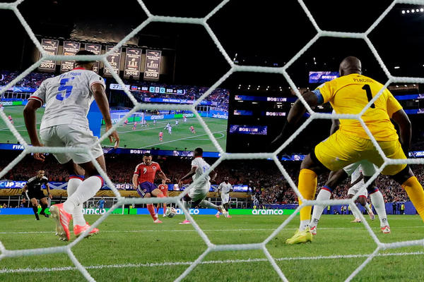 Scotland giành chiến thắng đầu tiên tại World Cup sau 36 năm