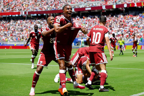 World Cup 2026: Qatar ăn mừng điểm số đầu tiên sau bàn phản lưới nhà của Thụy Sĩ