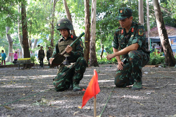 Dùng radar xuyên đất tìm hố chôn tập thể liệt sĩ tại Công viên Lê Thị Riêng