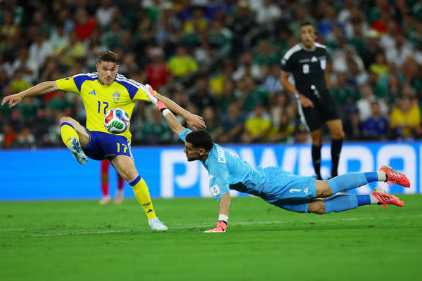 Thụy Điển ghi 5 bàn vào lưới Tunisia trong trận mở màn World Cup