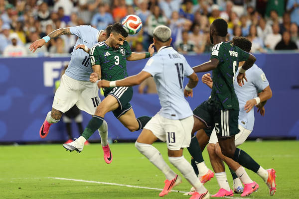 Uruguay - Ả Rập Xê Út hòa 1-1 trong trận mở màn bảng H