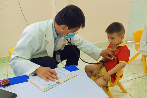 Trẻ dưới 6 tuổi được khám sức khỏe định kỳ ít nhất một lần mỗi năm