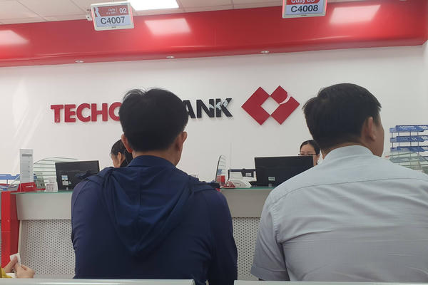 Tiền gửi dân cư vượt 10,5 triệu tỷ đồng