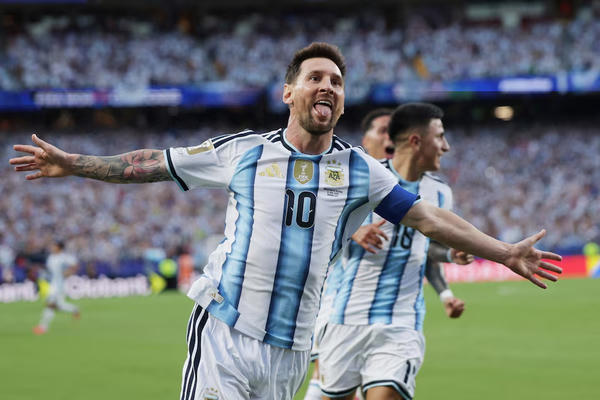 Messi lập hat-trick, Argentina thắng vùi dập Algeria với tỉ số 3-0