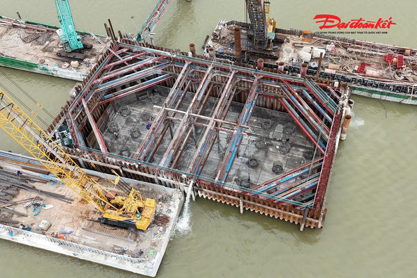 Toàn cảnh 3 trụ tháp cầu Thượng Cát vươn cao giữa sông Hồng