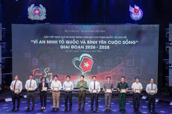 Tổng biên tập Báo Đại đoàn kết nhận Kỷ niệm chương Bảo vệ an ninh Tổ quốc