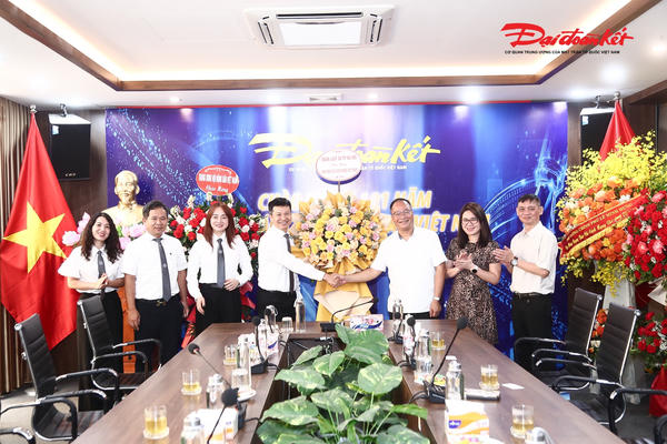 Những lẵng hoa, lời chúc và sự tin yêu dành cho Báo Đại đoàn kết nhân ngày 21/6