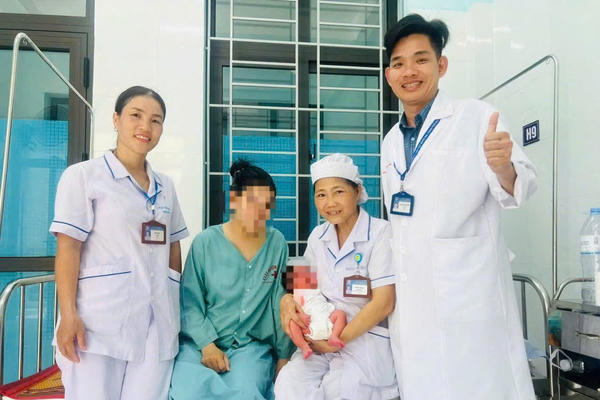 Quảng Trị: Cấp cứu sản phụ sinh con trên xe khách bị băng huyết Quảng Trị: Cấp cứu sản phụ sinh con trên xe khách bị băng huyết