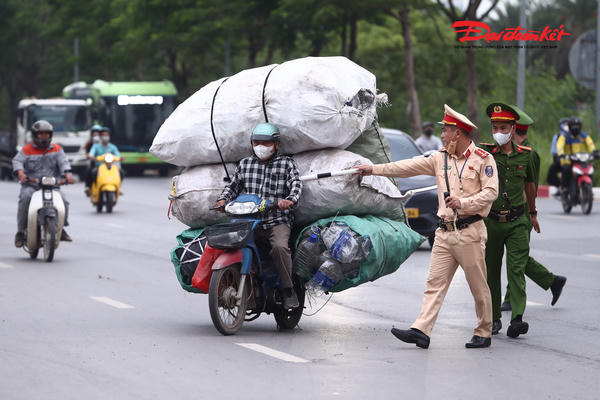 Hà Nội: CSGT xử lý nhiều trường hợp chở hàng cồng kềnh trên Đại lộ Thăng Long