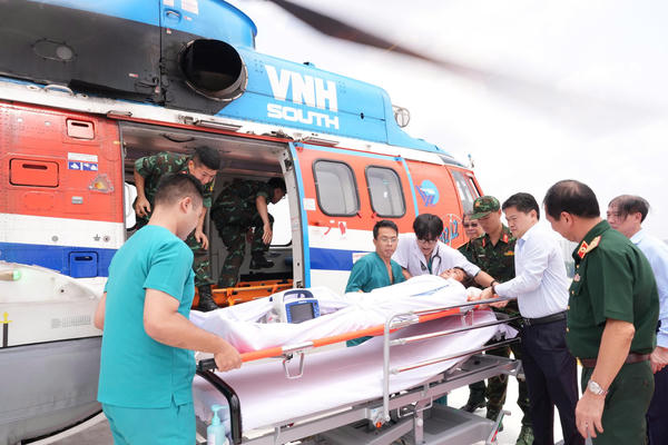 Cấp cứu khẩn cấp nhân viên y tế từ nhà giàn nghi nhồi máu cơ tim