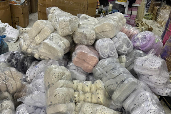 Đà Nẵng: Tạm giữ 700 đôi dép sandal nghi xâm phạm nhãn hiệu Crocs