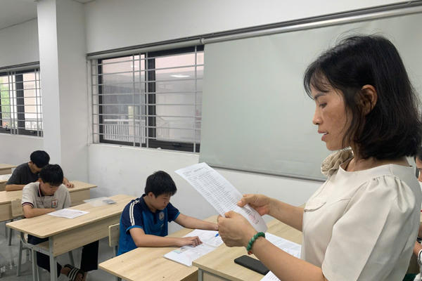 Điểm chuẩn giảm tới 3,5 điểm: Vì sao một số trường THPT tại Hà Nội hụt sức hút?