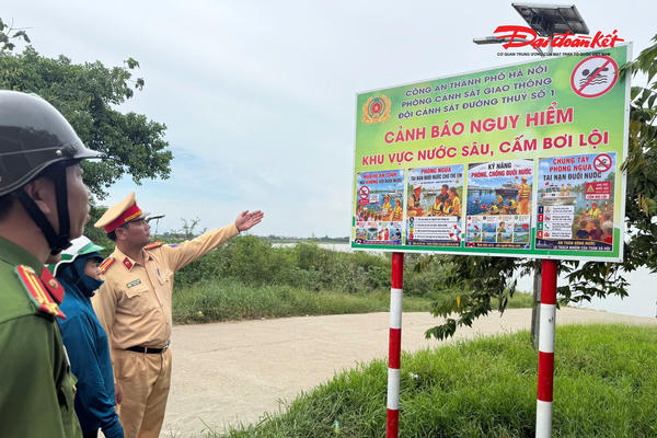 Cảnh sát đường thủy Hà Nội cắm biển cảnh báo, phòng ngừa đuối nước tại các điểm ven sông