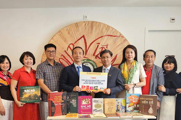 Nhà xuất bản Giáo dục Việt Nam tăng cường kết nối văn hóa, giáo dục với cộng đồng người Việt tại Pháp và Ý