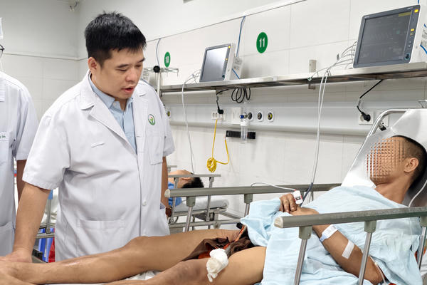Phẫu thuật khẩn cấp cứu người đàn ông bị xà beng đâm xuyên đùi