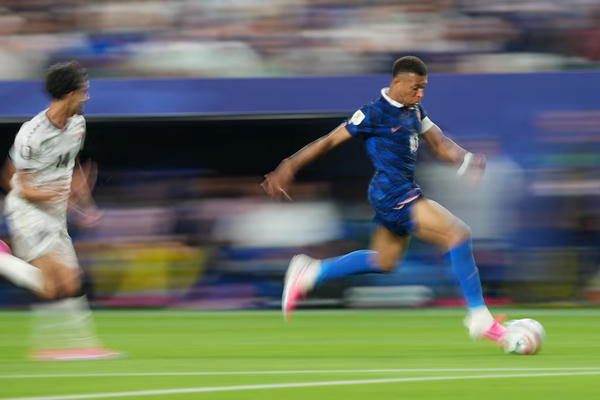 Cú đúp của Mbappe đưa Pháp vào vòng loại trực tiếp