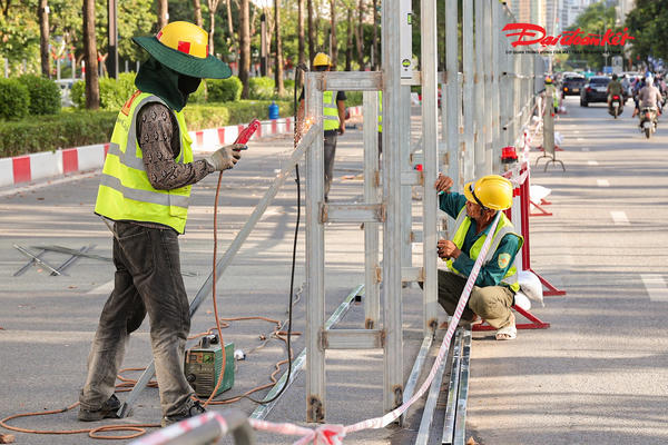 Hà Nội: Công nhân tất bật rào chắn đường Văn Cao để thi công ga ngầm tuyến metro số 5