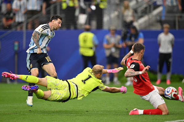 Messi phá kỷ lục, Argentina vào vòng loại trực tiếp World Cup