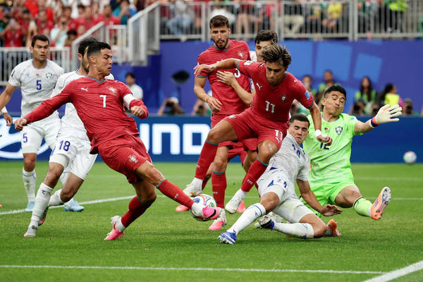 Ronaldo phá kỷ lục, Bồ Đào Nha thắng đậm 5-0 trước Uzbekistan
