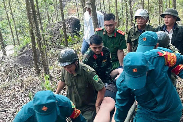 Đà Nẵng: Hơn 20 người băng rừng cứu du khách Đức bị gãy chân trên núi