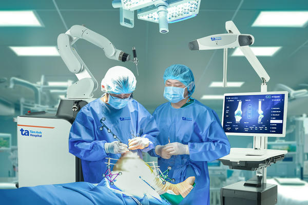 Bệnh viện Tâm Anh trở thành trung tâm quốc tế xuất sắc về thay khớp bằng robot AI