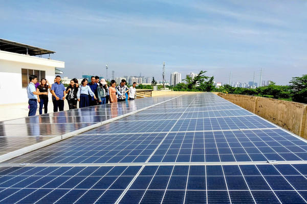 Đề xuất phát triển điện mặt trời mái nhà gắn với trạm sạc xe điện