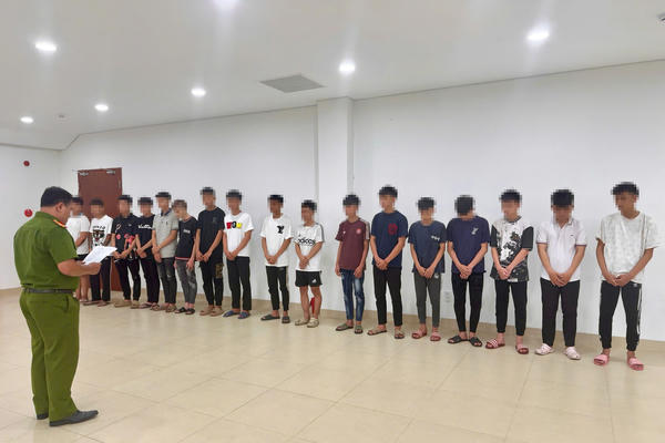 Khởi tố 14 đối tượng mang hung khí, điều khiển xe mô tô lạng lách, đánh võng trên đường phố