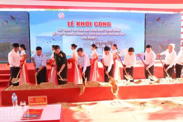 Đại tướng Phan Văn Giang dự lễ khởi công xây dựng 100 nhà sinh hoạt cộng đồng kết hợp phòng tránh lũ tại Đắk Lắk