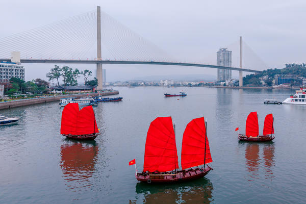 Quảng Ninh đưa thuyền buồm ba vách phục vụ du khách trên vịnh Hạ Long