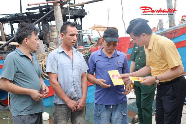 Trao hỗ trợ 45 triệu đồng cho các gia đình có tàu cá bị cháy ở Quỳnh Phú